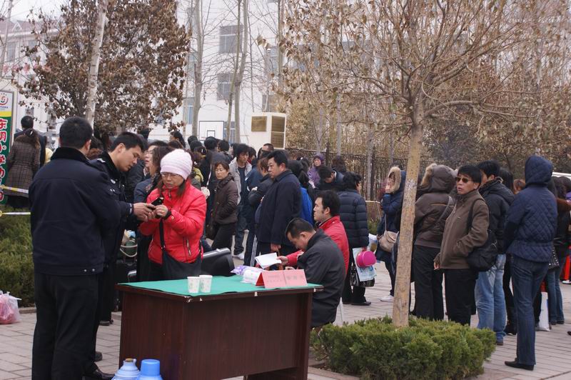 执法人员正在解答考生家长咨询内容