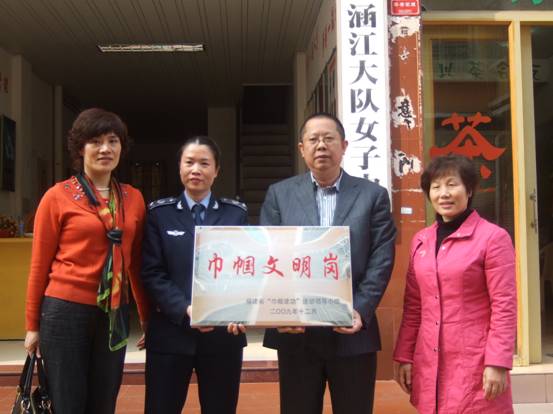图为市妇联副主席（右一）为女子中队长（左二）授牌
