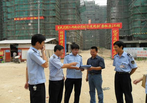 执法队员在惠民花园二期工地现场开展行政指导工作