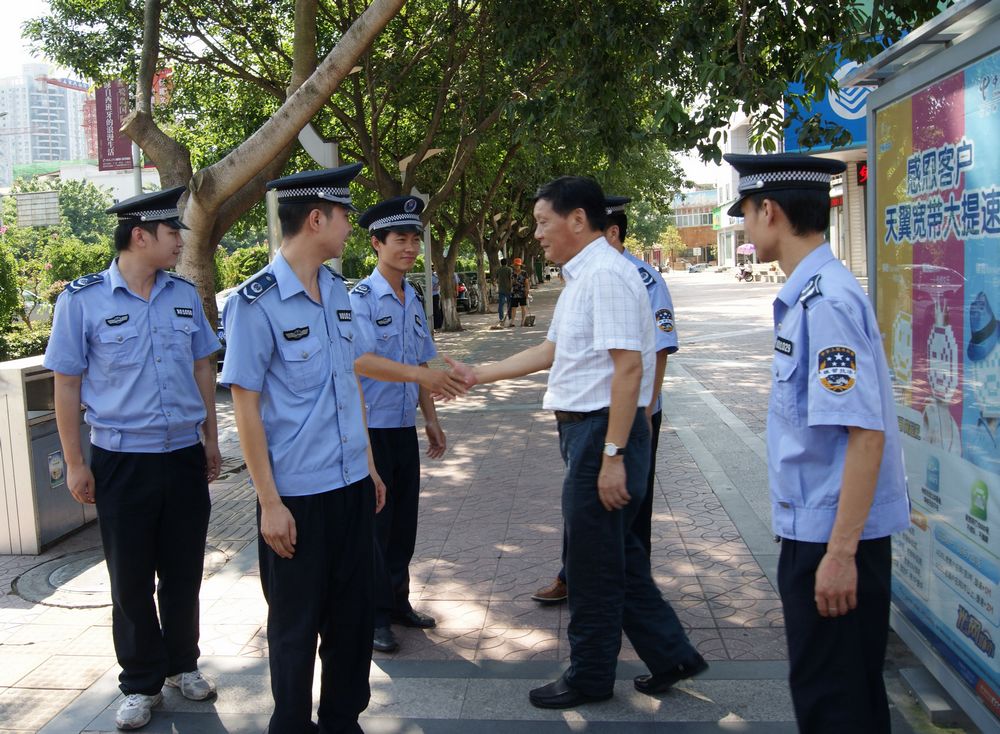 刘明川局长亲切看望一线执法队员
