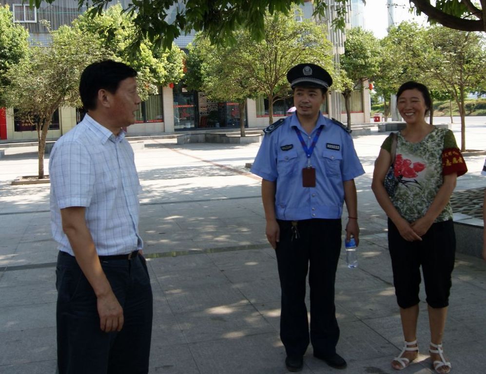 刘明川局长和文明劝导志愿者亲切交流